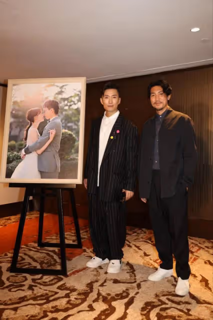 32歲港星娶日本女演員,新娘入鄉隨俗穿中式禮服,戴滿金器顯貴氣