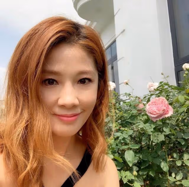 香港知名女星扮嫵媚曬事業線,橫刀奪愛進豪門,為富商丈夫生兩子