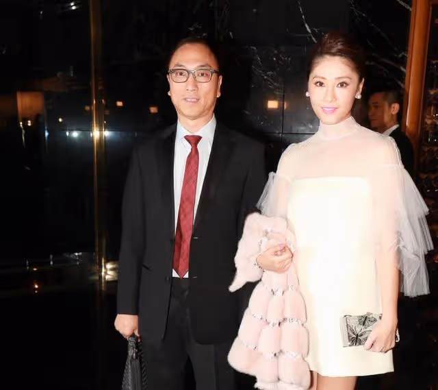 香港知名女星扮嫵媚曬事業線,橫刀奪愛進豪門,為富商丈夫生兩子