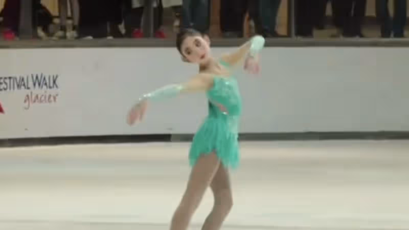 李小鵬11歲女兒參加香港花滑公開賽，奧莉失誤摔倒，仍忍痛堅持完成比