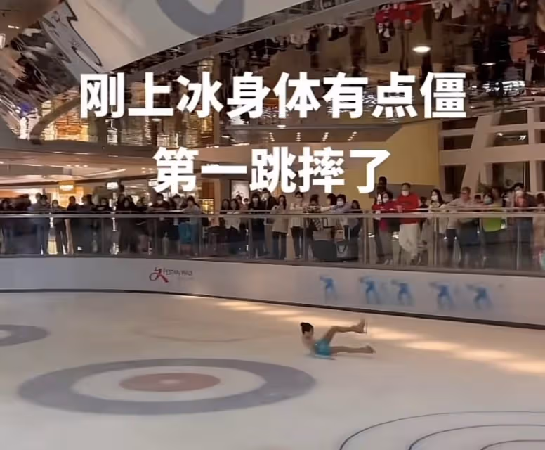 李小鵬11歲女兒參加香港花滑公開賽，奧莉失誤摔倒，仍忍痛堅持完成比