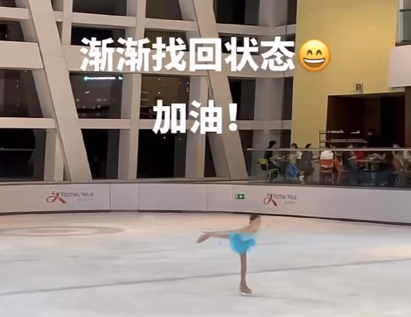 李小鵬11歲女兒參加香港花滑公開賽，奧莉失誤摔倒，仍忍痛堅持完成比