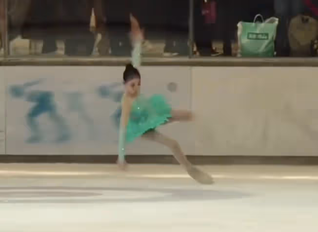李小鵬11歲女兒參加香港花滑公開賽，奧莉失誤摔倒，仍忍痛堅持完成比