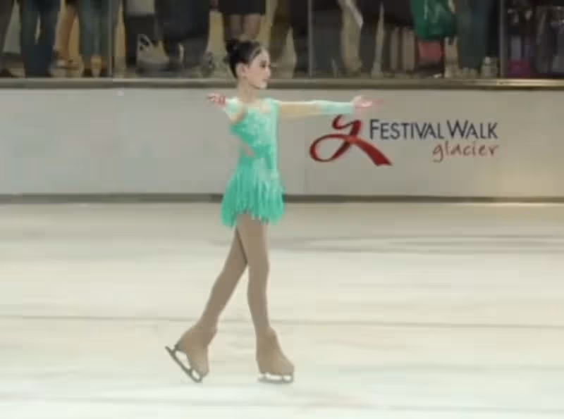 李小鵬11歲女兒參加香港花滑公開賽，奧莉失誤摔倒，仍忍痛堅持完成比
