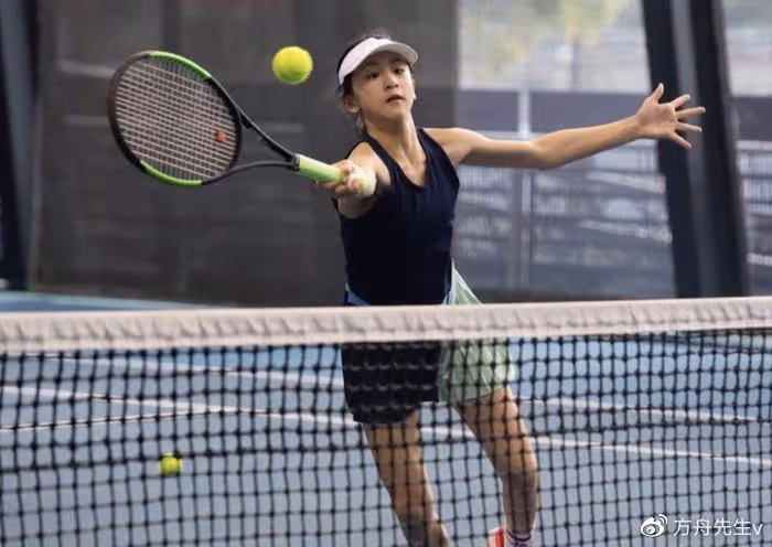 李小鵬11歲女兒參加香港花滑公開賽，奧莉失誤摔倒，仍忍痛堅持完成比
