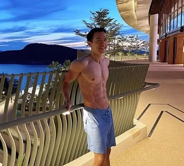TVB知名混血男星被曝將約滿離巢!宣布重當飛行員,年薪高達200萬