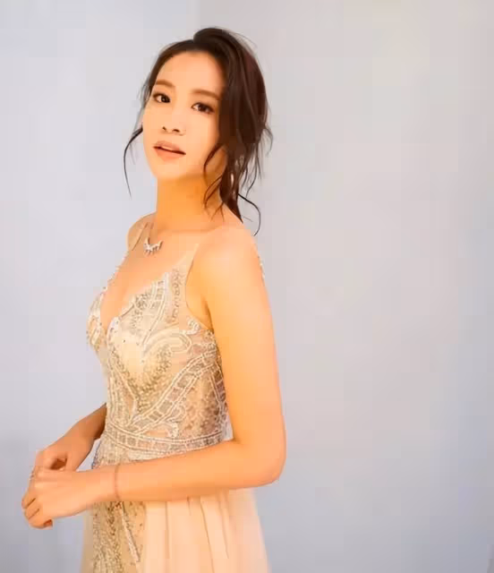 被雪藏?TVB小花被調至資訊節目拒穿短裙走光,資源減少疑被閒置