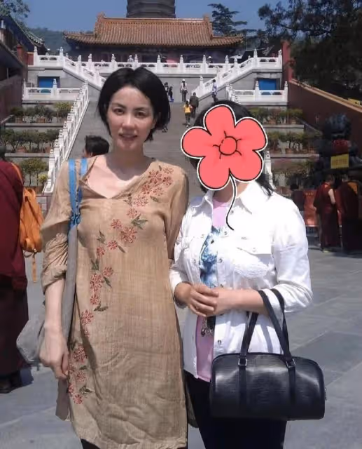 53歲王菲寺廟被偶遇,素顏出鏡皮膚白皙,露鎖骨身材瘦削