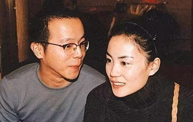 53歲王菲寺廟被偶遇，素顏出鏡皮膚白皙，露鎖骨身材瘦削