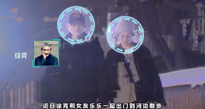 73歲導演徐克牽手小30歲女友散步,女方腹部微隆,被猜好事將近