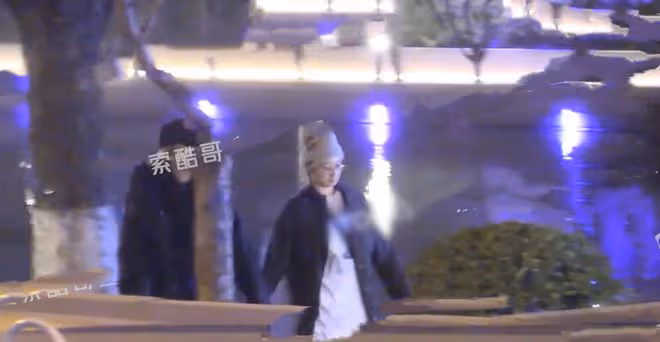 73歲導演徐克牽手小30歲女友散步,女方腹部微隆,被猜好事將近