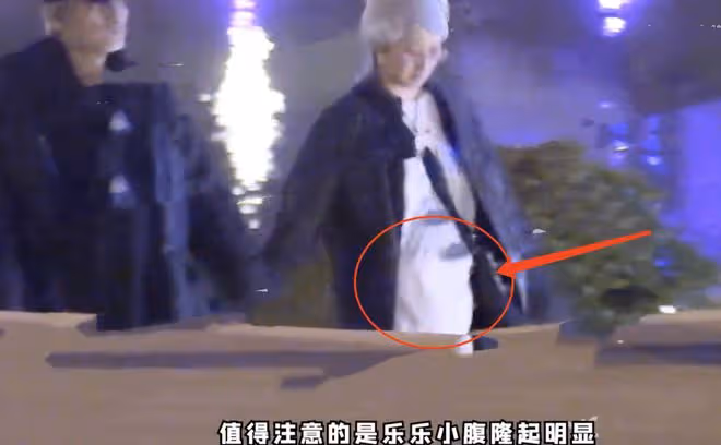 73歲導演徐克牽手小30歲女友散步,女方腹部微隆,被猜好事將近