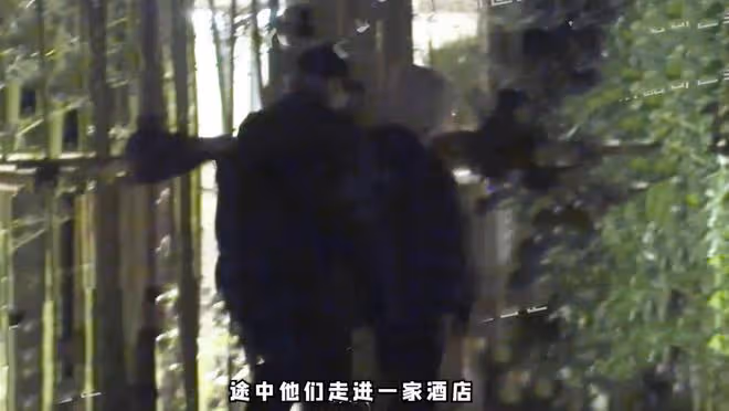 73歲導演徐克牽手小30歲女友散步,女方腹部微隆,被猜好事將近