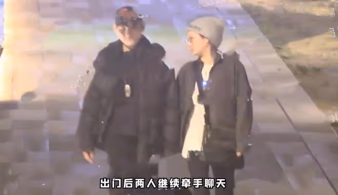 73歲導演徐克牽手小30歲女友散步,女方腹部微隆,被猜好事將近