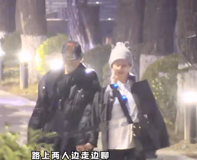 73歲導演徐克牽手小30歲女友散步,女方腹部微隆,被猜好事將近