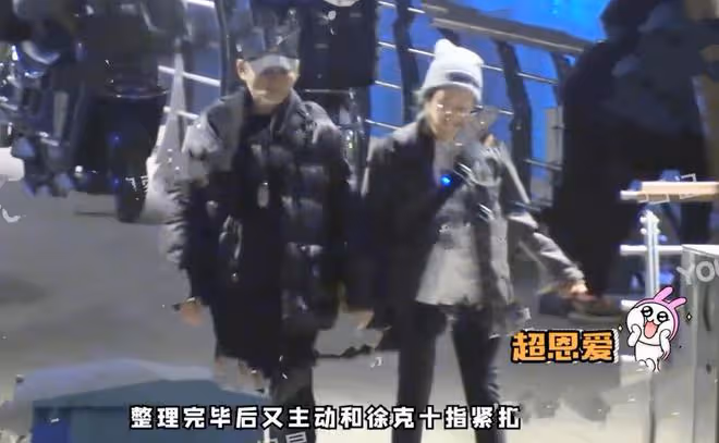 73歲導演徐克牽手小30歲女友散步,女方腹部微隆,被猜好事將近