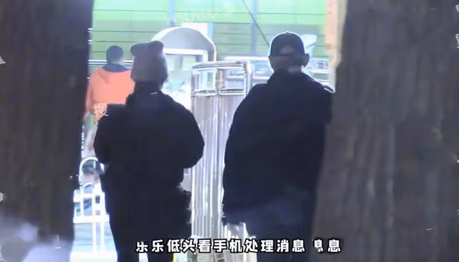 73歲導演徐克牽手小30歲女友散步,女方腹部微隆,被猜好事將近