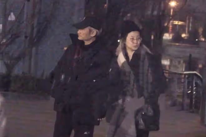 73歲導演徐克牽手小30歲女友散步,女方腹部微隆,被猜好事將近