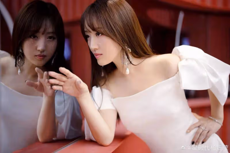楊鈺瑩曬姐姐們合影照!那英站C位似女王,小林青霞秀腿楊鈺瑩秀肩
