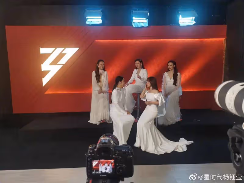 楊鈺瑩曬姐姐們合影照!那英站C位似女王,小林青霞秀腿楊鈺瑩秀肩