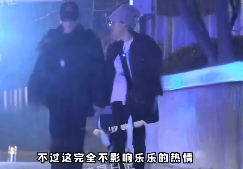 73歲徐克要當爸爸？飯後牽手小女友河邊散步，小30歲樂樂小腹微隆