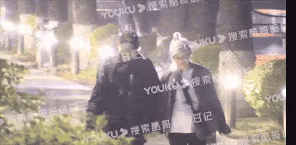 73歲徐克要當爸爸？飯後牽手小女友河邊散步，小30歲樂樂小腹微隆