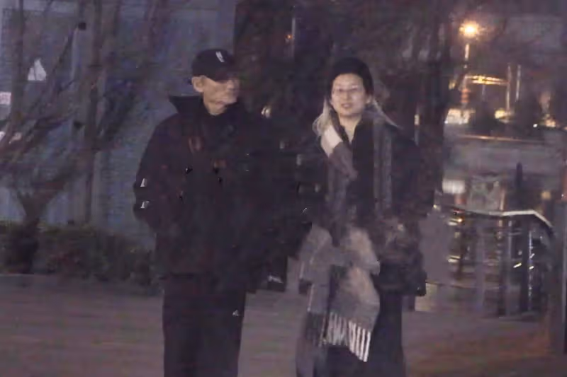 73歲徐克要當爸爸？飯後牽手小女友河邊散步，小30歲樂樂小腹微隆