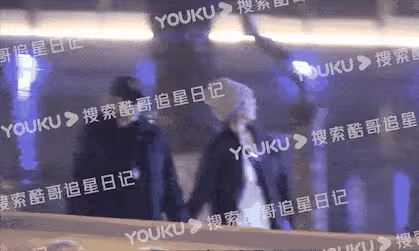 73歲徐克要當爸爸？飯後牽手小女友河邊散步，小30歲樂樂小腹微隆