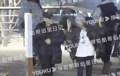 73歲徐克要當爸爸？飯後牽手小女友河邊散步，小30歲樂樂小腹微隆