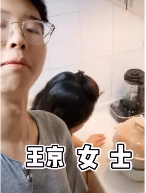 電視名嘴方瓊兒子罕曝光！五官精緻皮膚比女生白，身高驚人近兩米