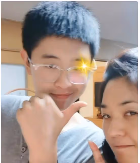 電視名嘴方瓊兒子罕曝光！五官精緻皮膚比女生白，身高驚人近兩米