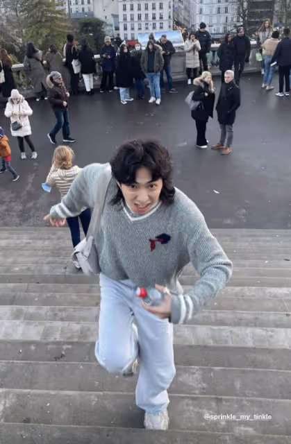 伊能靜兒子21歲生日,好友曝其近照,哈利疑在酒吧跳舞超自信