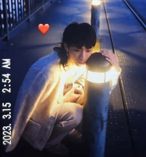 伊能靜兒子21歲生日,好友曝其近照,哈利疑在酒吧跳舞超自信