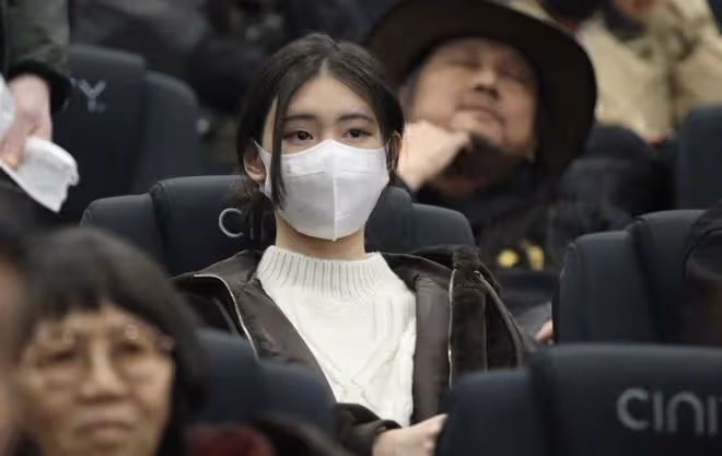 馮小剛攜妻女觀看首映禮,17歲養女徐朵罕見現身,顏值氣質好出眾