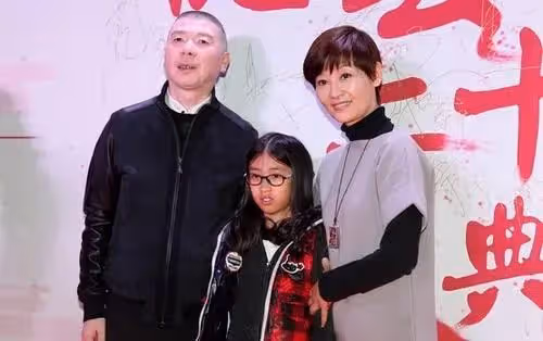 馮小剛攜妻女觀看首映禮,17歲養女徐朵罕見現身,顏值氣質好出眾