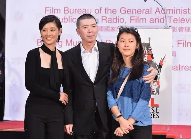 馮小剛攜妻女觀看首映禮,17歲養女徐朵罕見現身,顏值氣質好出眾