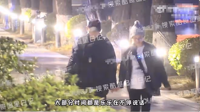 73歲徐克與小30歲女友牽手散步，女友小腹隆起疑懷孕，曾丁克36年