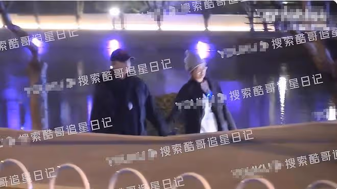 73歲徐克與小30歲女友牽手散步，女友小腹隆起疑懷孕，曾丁克36年