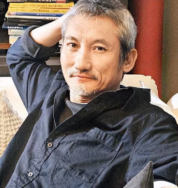 73歲徐克與小30歲女友牽手散步，女友小腹隆起疑懷孕，曾丁克36年