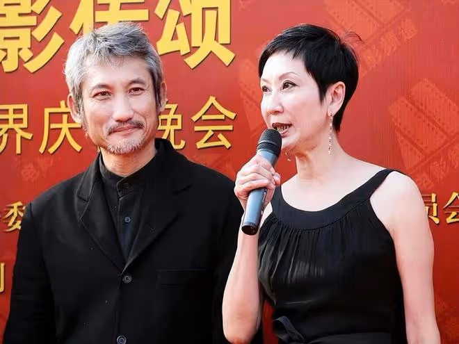 73歲徐克與小30歲女友牽手散步,女友小腹隆起疑懷孕,曾丁克36年