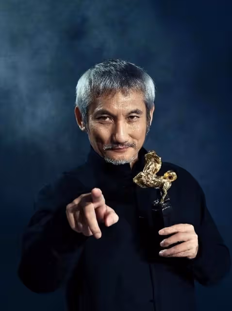 73歲徐克與小30歲女友牽手散步,女友小腹隆起疑懷孕,曾丁克36年