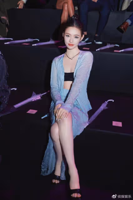 夢幻聯動!林允罕見與泫雅同框比美,臉比對方小一圈更驚艷