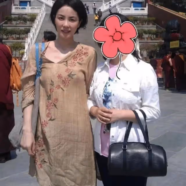 王菲寺廟被偶遇，素顏出鏡皮膚白皙，露鎖骨身材瘦削