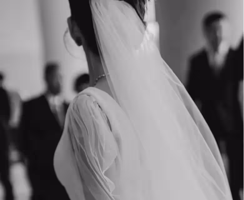 竇驍何超蓮被曝在三亞舉辦秘密婚禮,女方婚紗背影照曝光