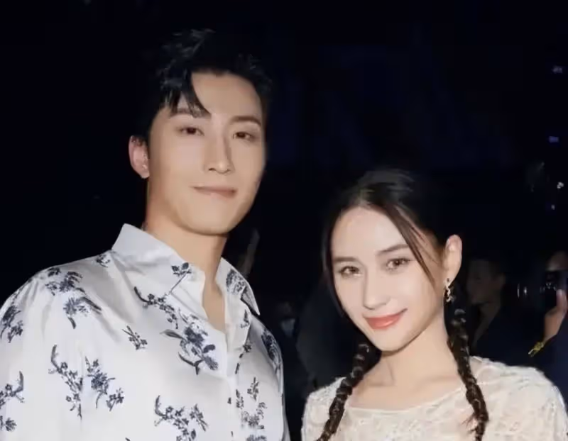 竇驍何超蓮被曝在三亞舉辦秘密婚禮,女方婚紗背影照曝光