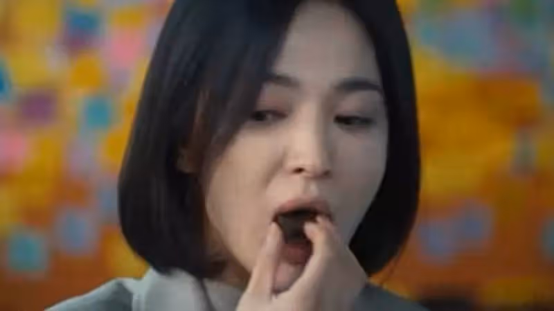 宋慧喬《黑暗榮耀》，用手吃聖代，蛋殼都吃？2億韓元片酬值不值