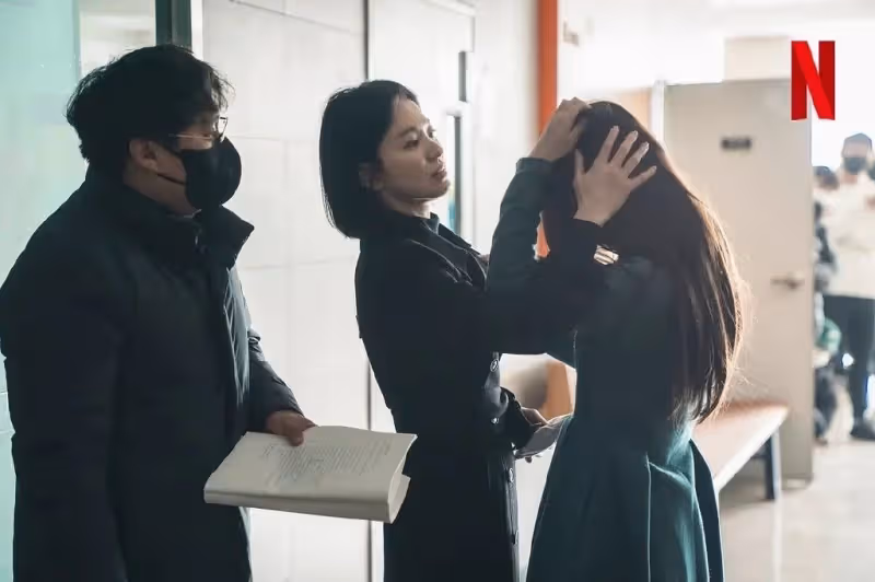 宋慧喬《黑暗榮耀》,用手吃聖代,蛋殼都吃?2億韓元片酬值不值