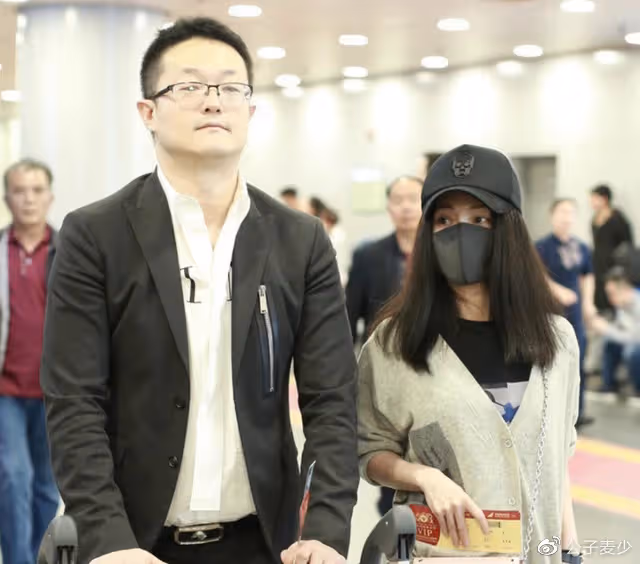 姚笛和一群男人深夜嗨玩,男生摸她大腿,和老公2年未同框疑離婚