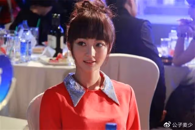 姚笛和一群男人深夜嗨玩,男生摸她大腿,和老公2年未同框疑離婚