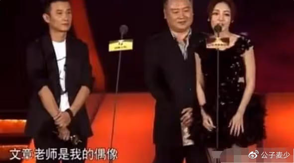 姚笛和一群男人深夜嗨玩,男生摸她大腿,和老公2年未同框疑離婚